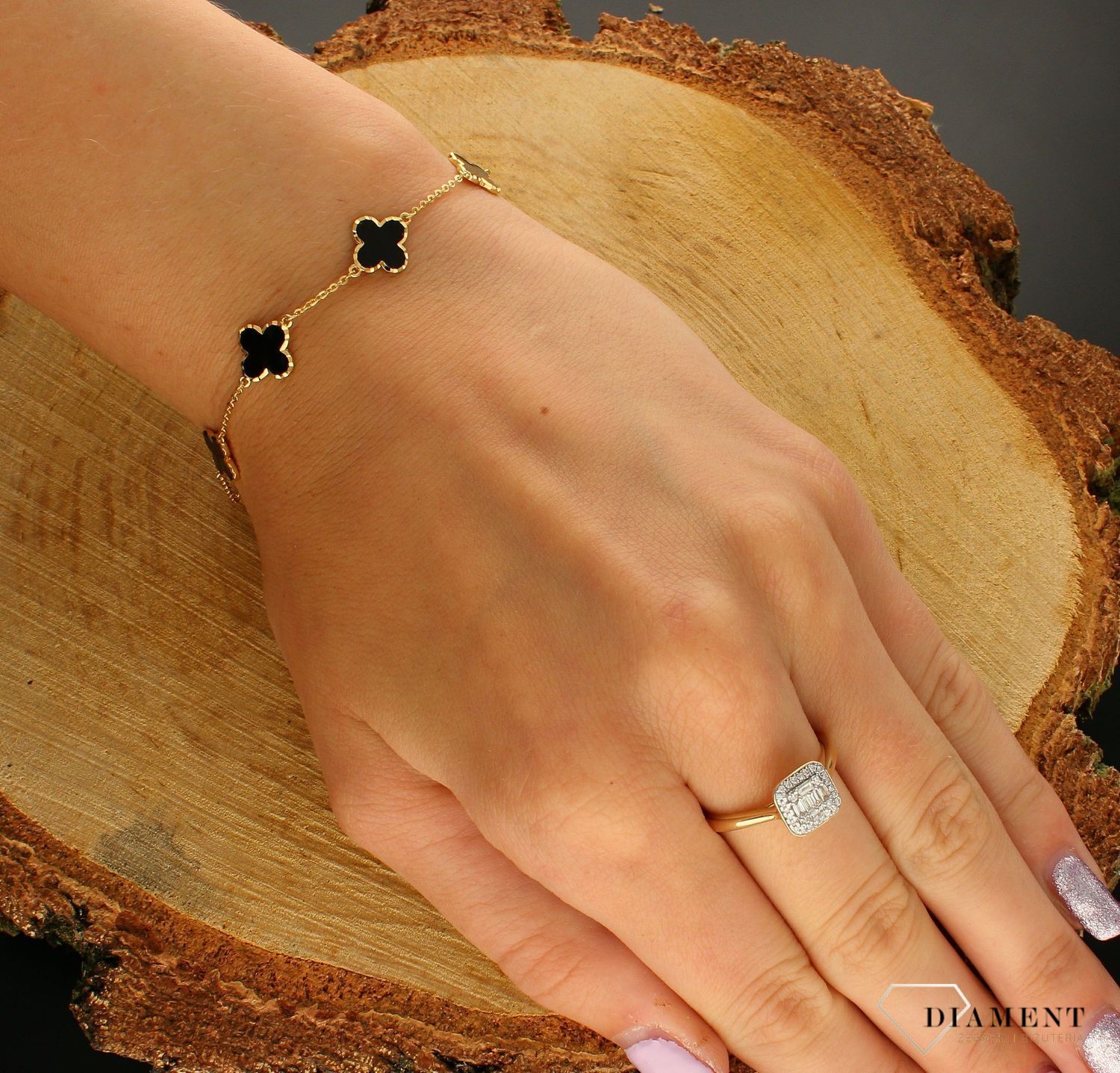 Pozłacana bransoletka 'Czarne koniczynki' 925 DIA-BRA-6561-925. Bransoletka to doskonały pomysł na prezent. Czarne koniczynki zestaw biżuterii. Elegancka, pozłacana bransoletka z zawieszkami w formie czarnych koniczynek (2).jpg