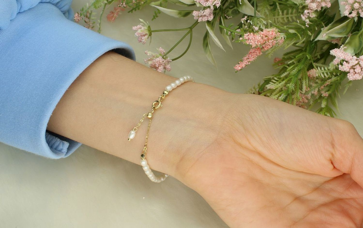 Elegancka bransoletka srebrna pozłacana z naturalnymi perłami, próba 925. Długość 15,5 cm z możliwością przedłużenia do 18 cm. Waga 2,40 g. Zapięcie na karabińczyk.1.jpg