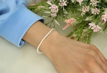 Elegancka bransoletka srebrna pozłacana z naturalnymi perłami, próba 925. Długość 15,5 cm z możliwością przedłużenia do 18 cm. Waga 2,40 g. Zapięcie na karabińczyk.2.jpg