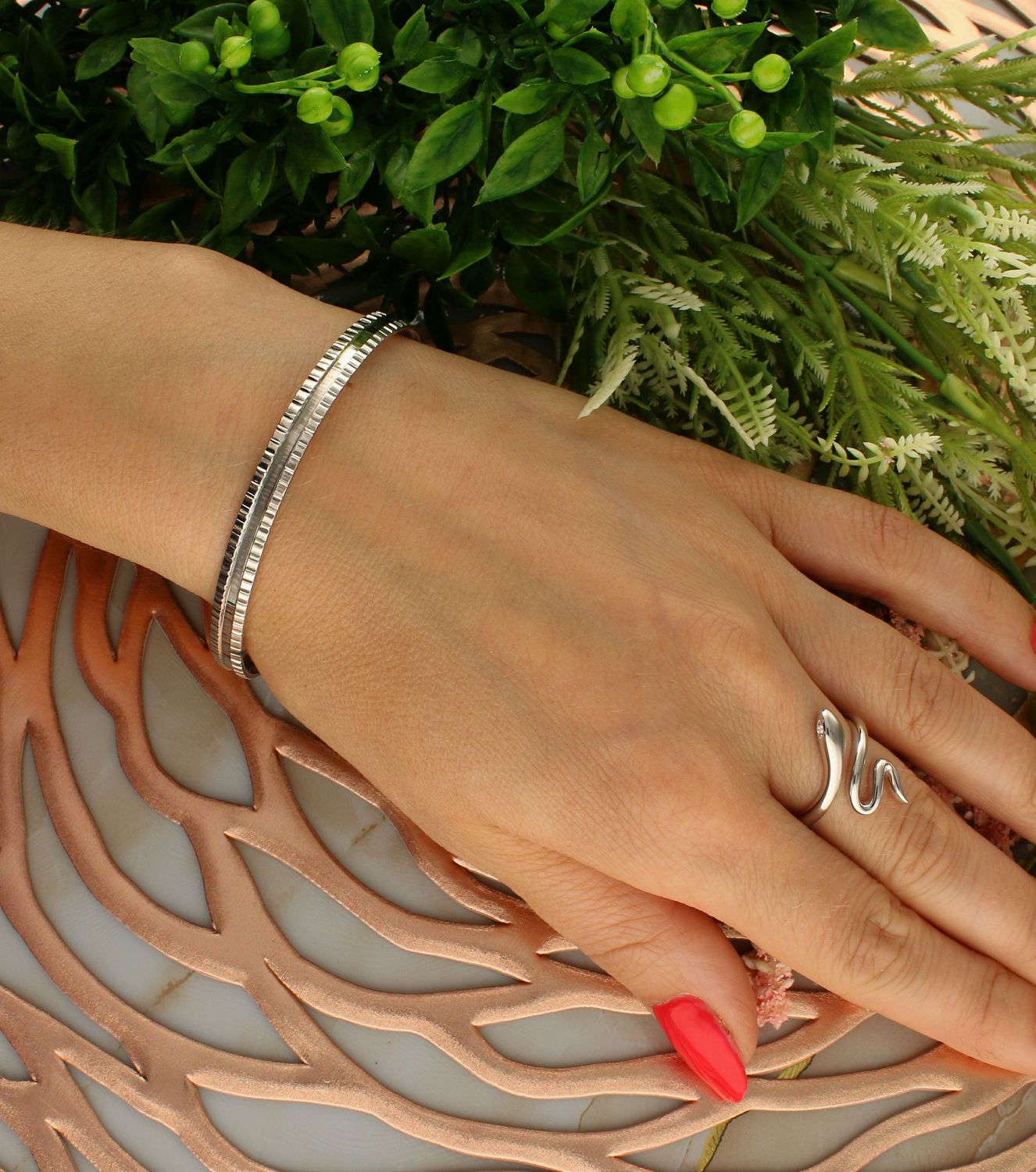 Bransoletka srebrna sztywna grawerowana DIA-BRA-6796-925.  Sztywna bransoletka damska. Damska bransoletka srebrna. Srebrna bransoletka kółko. Srebrna bransoletka elegancka. Bransoletka srebrna grawerowana na każdą ok.jpg