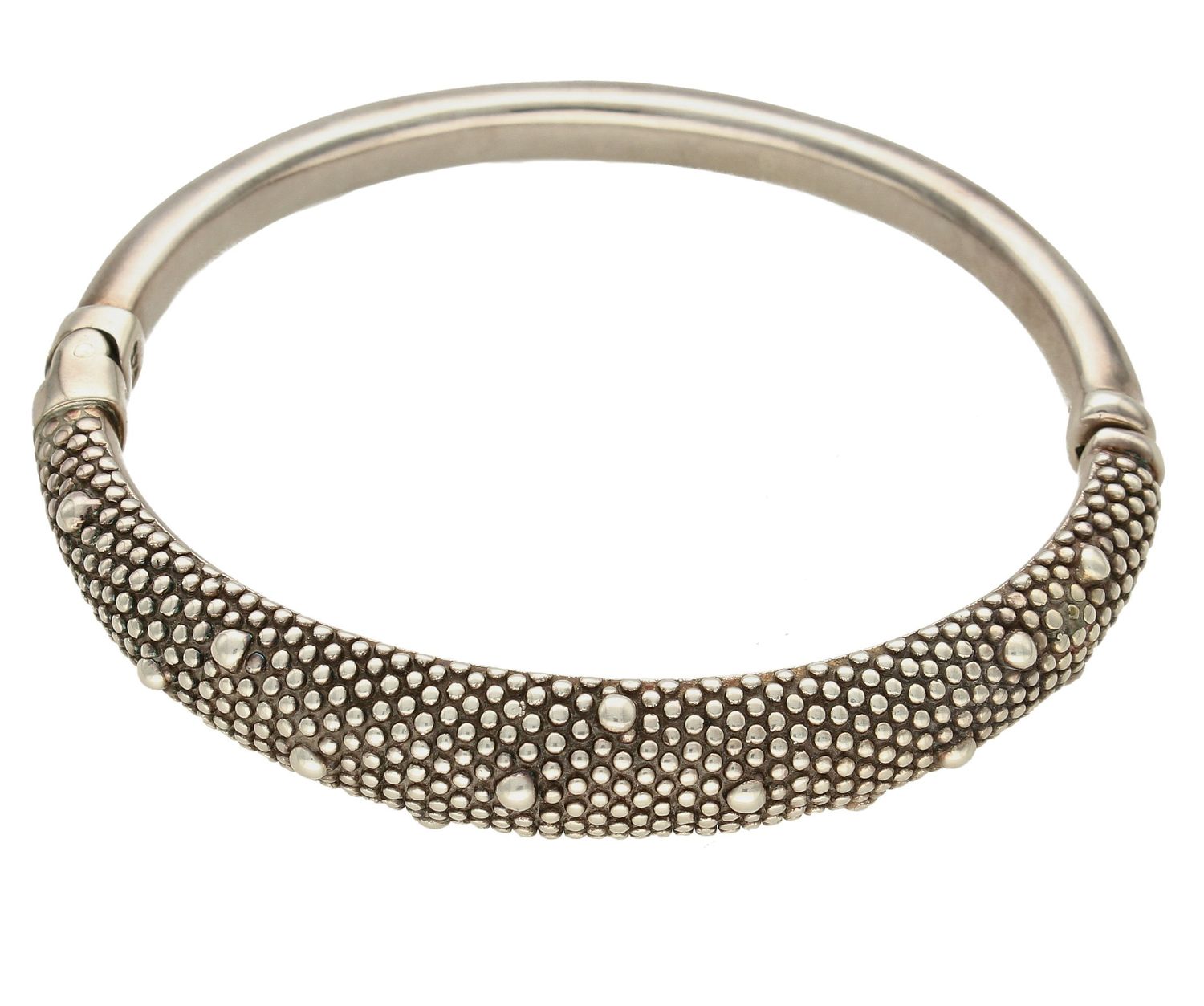 Bransoletka srebrna sztywna z wypukłymi kropeczkami DIA-BRA-6797-925.  Sztywna bransoletka damska. Damska bransoletka srebrna. Srebrna bransoletka ozdobiona kropkami. Srebrna bransoletka elegancka. Bransoletka srebrna na każ.jpg