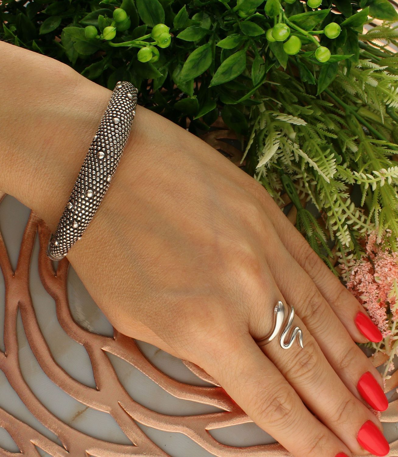 Bransoletka srebrna sztywna z wypukłymi kropeczkami DIA-BRA-6797-925.  Sztywna bransoletka damska. Damska bransoletka srebrna. Srebrna bransoletka ozdobiona kropkami. Srebrna bransoletka elegancka. Bransoletka srebrna na każ.jpg