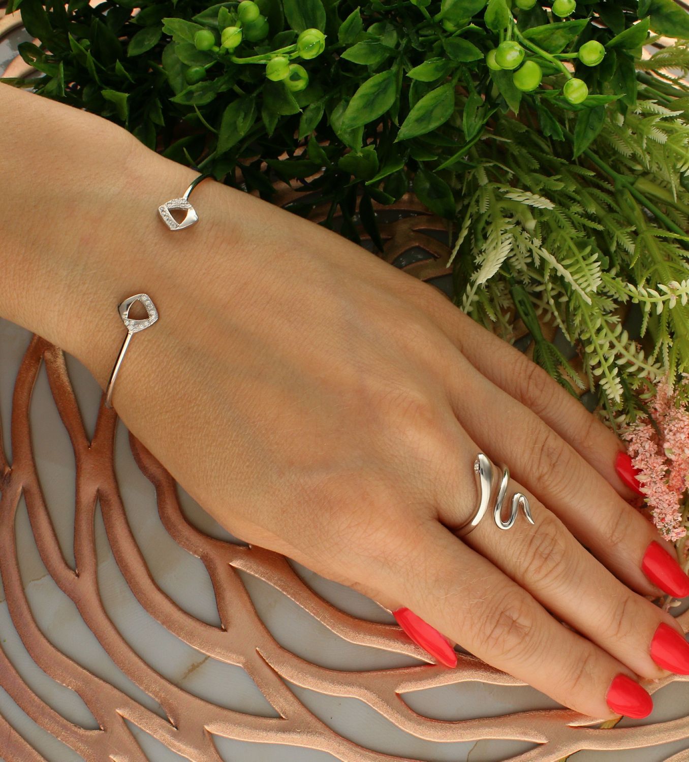 Bransoletka srebrna kółko z cyrkoniami DIA-BRA-6800-925. Sztywna bransoletka damska. Damska bransoletka srebrna. Srebrna bransoletka kółko. Srebrna bransoletka elegancka. Bransoletka srebrna z cyrkoniami na każdą okazję (2).jpg