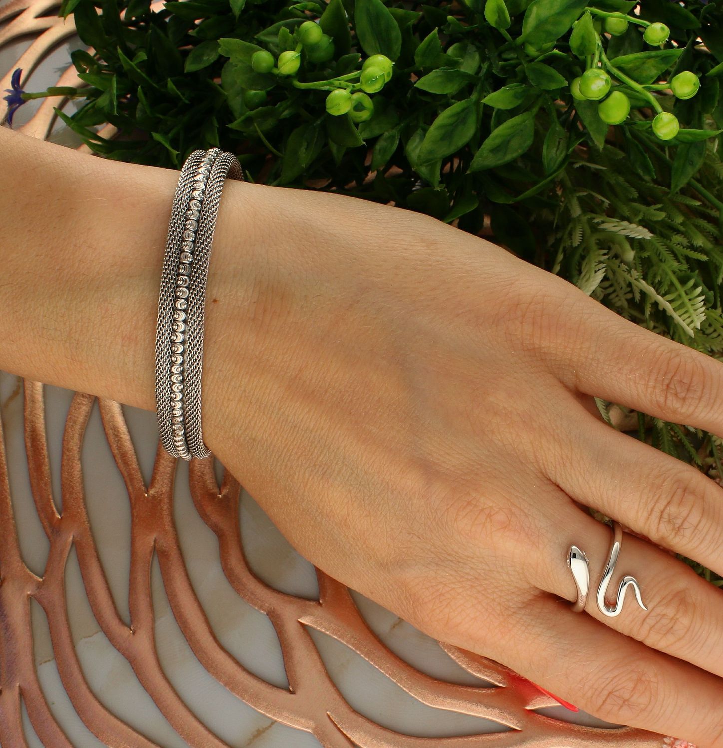 Bransoletka srebrna sztywna z siateczką  DIA-BRA-6801-925. Sztywna bransoletka damska. Damska bransoletka z koralikami i siateczką. Srebrna bransoletka kółko. Srebrna bransoletka elegancka. Bransoletka srebrna niezwykle połysk (1).jpg