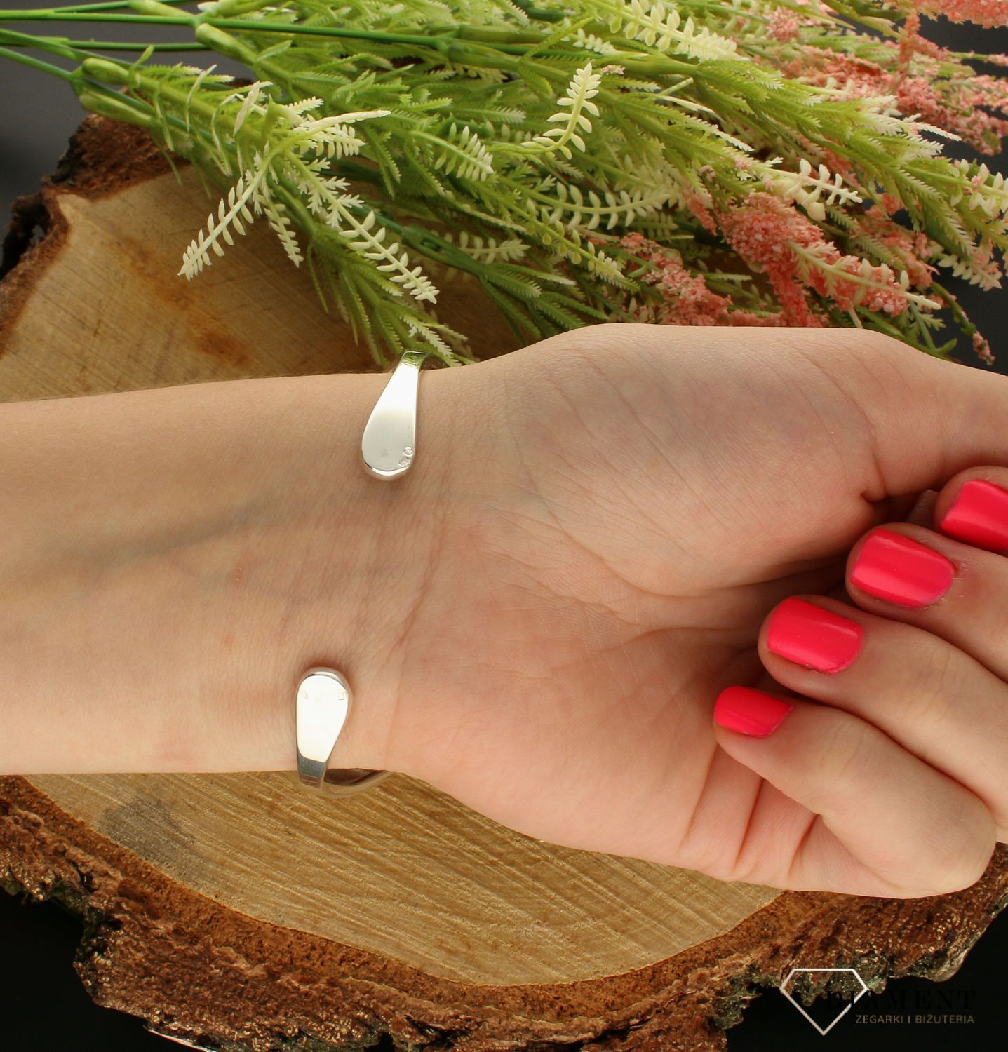 Srebrna bransoletka damska z miodowym bursztynem DIA-BRA-7047-925. Bransoletka srebrna sztywna. Srebrna bransoletka damska. Srebrna bransoletka z bursztynem. Bransoletka srebrna sztywna z bursztynem szlachetnym. Bransoletka .jpg