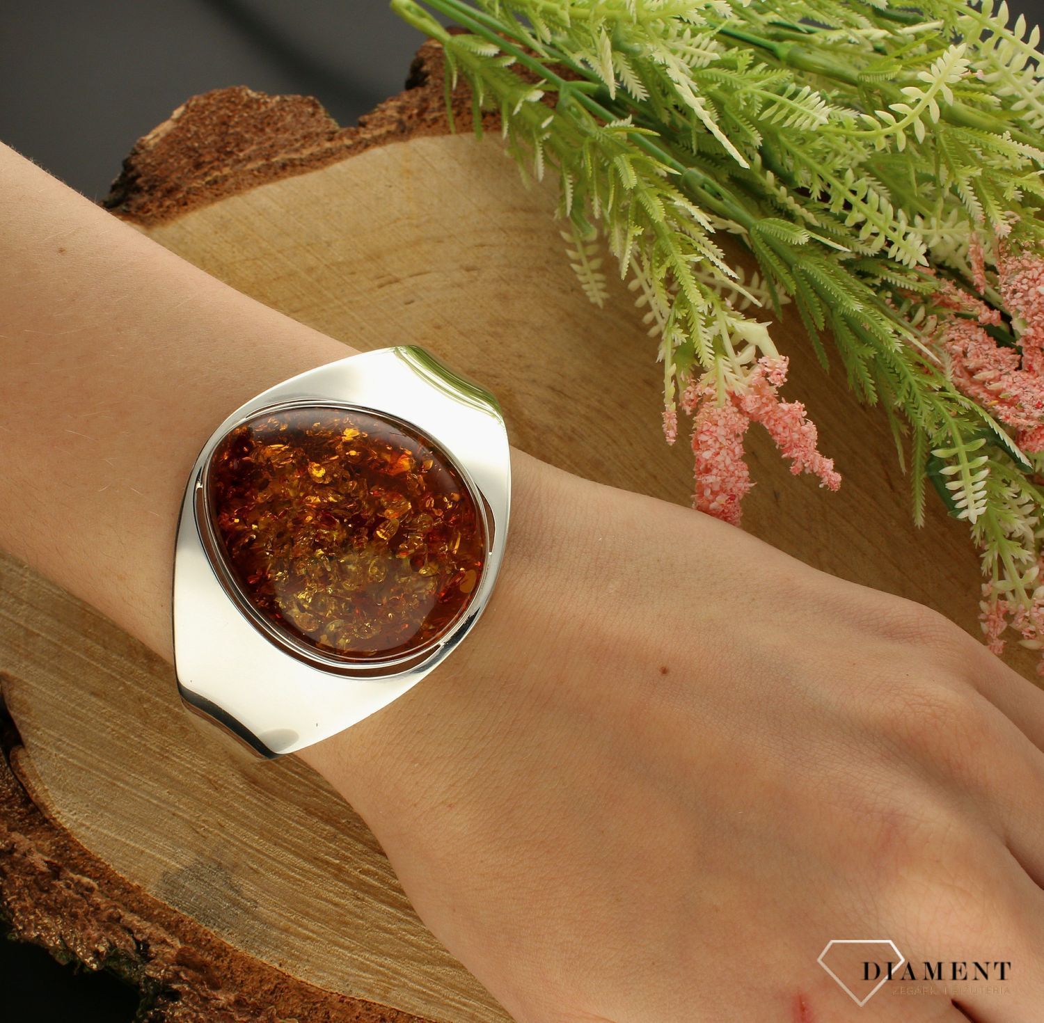 Srebrna bransoletka damska z miodowym bursztynem DIA-BRA-7047-925. Bransoletka srebrna sztywna. Srebrna bransoletka damska. Srebrna bransoletka z bursztynem. Bransoletka srebrna sztywna z bursztynem szlachetnym. Bransoletka .jpg