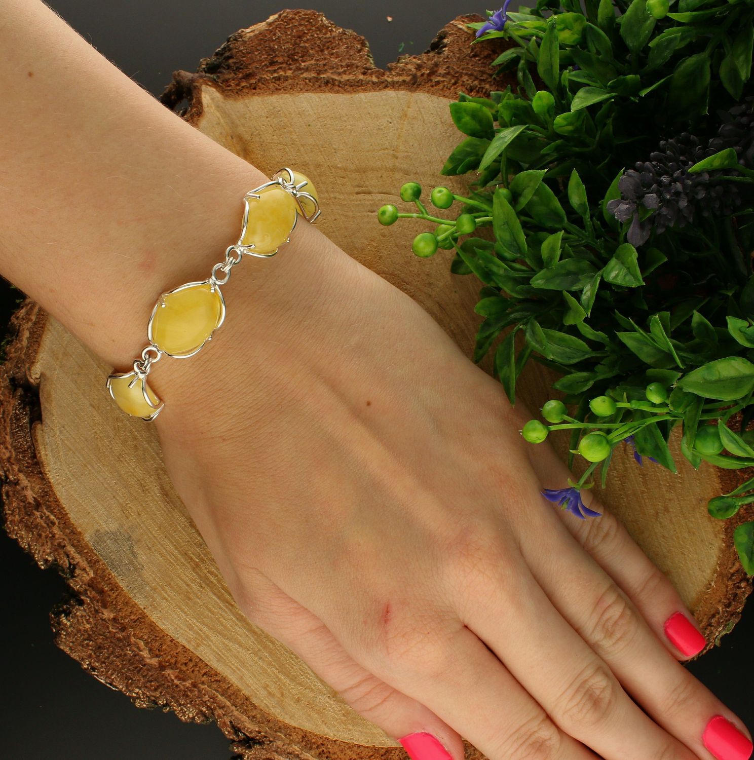 Bransoletka srebrna damska z żółtym bursztynem DIA-BRA-7066-925. Srebrna bransoletka z  przepięknymi, owalnymi bursztynami to propozycja od sklepu jubilerskiego Diament (1).jpg