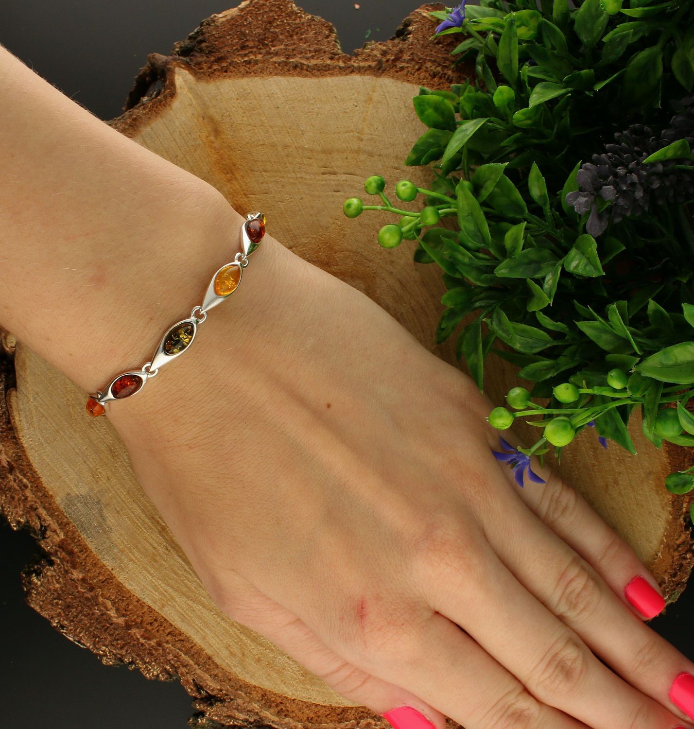 Bransoletka srebrna damska z bursztynami bałtyckimi DIA-BRA-7067-925. Srebrna bransoletka z  przepięknymi, owalnymi bursztynami to propozycja od sklepu jubilerskiego Diament (2).jpg