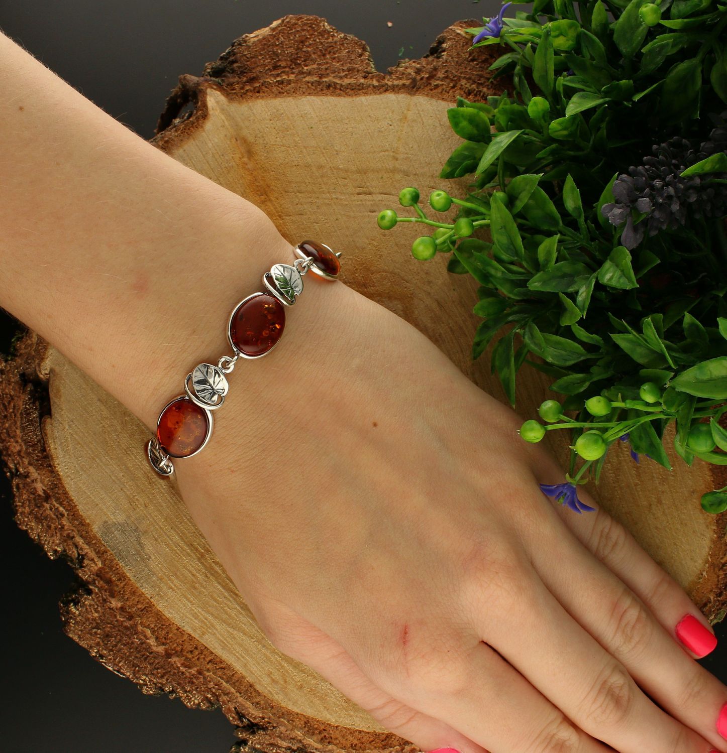 Bransoletka srebrna damska z miodowym bursztynem DIA-BRA-7068-925. . Biżuteria dla osoby, która lubi różnorodne i odważne dodatki w swoich stylizacjach. Bursztyn wprawiono w najwyższej jakości srebro próby 925 (2).jpg