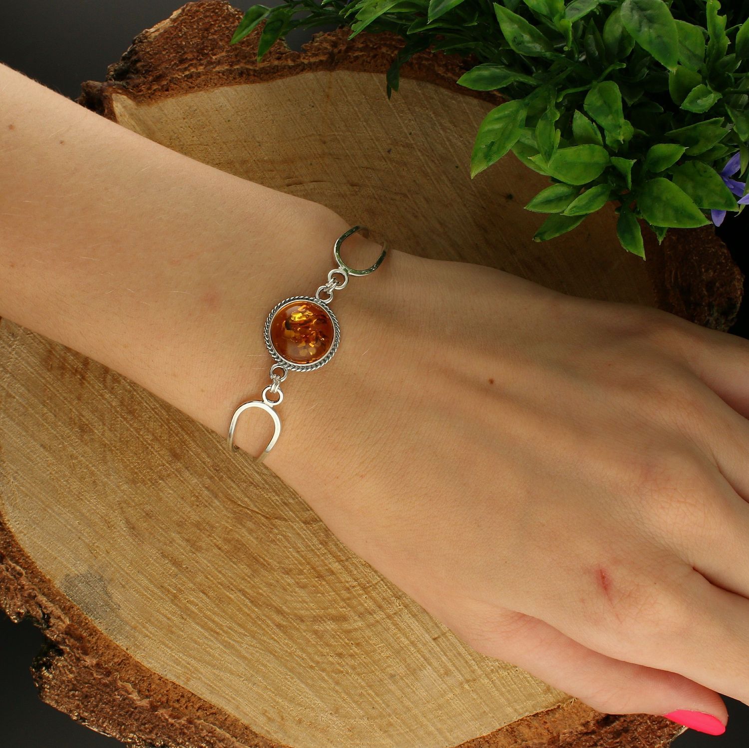 Bransoletka srebrna damska z okrągłym bursztynem DIA-BRA-7069-925. Srebrna bransoletka z  przepięknym, okrągłym bursztynem to propozycja od sklepu jubilerskiego Diament. Biżuteria dla osoby, która lubi różnorodne i odważne d.jpg