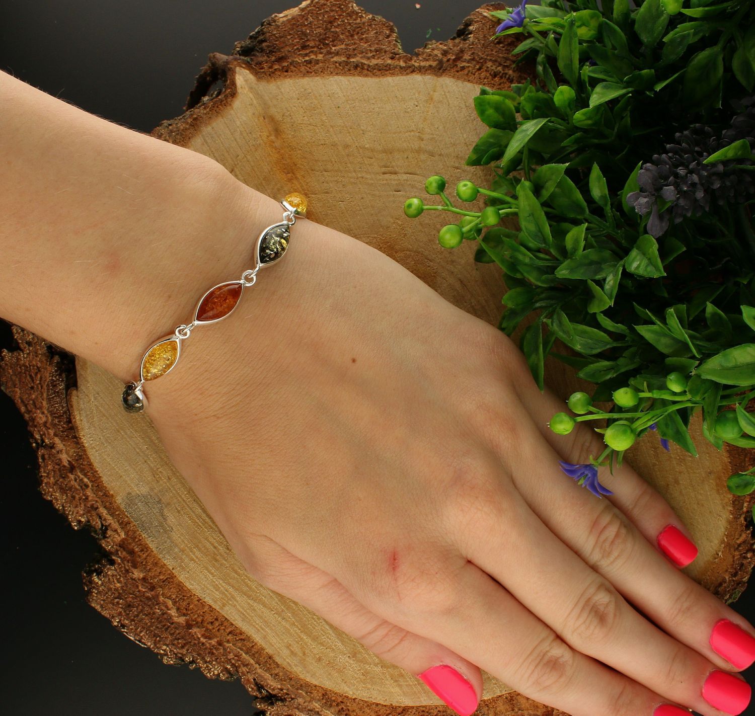 Bransoletka srebrna damska z kolorowymi bursztynami DIA-BRA-7070-925. Srebrna bransoletka z  przepięknymi podłużnymi bursztynami o różnych kolorach to propozycja od sklepu jubilerskiego Diament (1).jpg