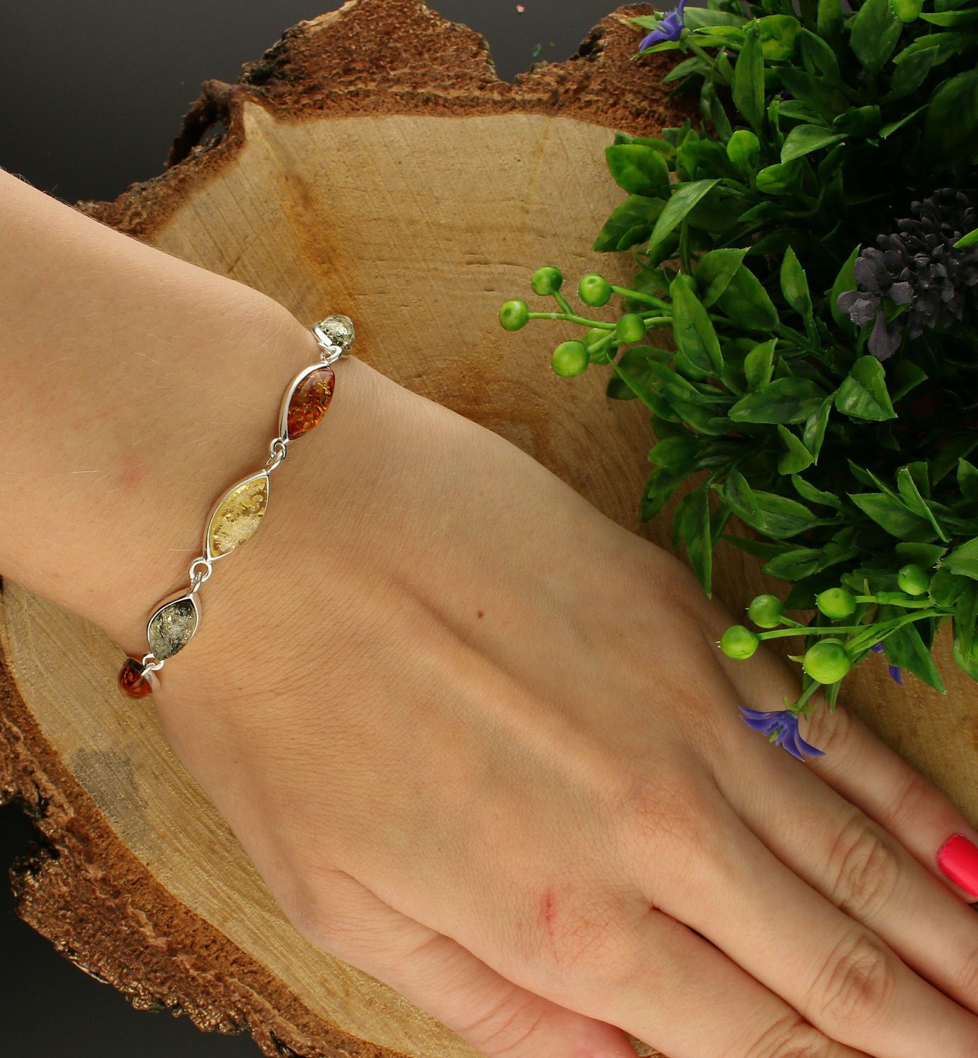 Bransoletka srebrna damska z kolorowymi bursztynami DIA-BRA-7070A-925. Srebrna bransoletka z  przepięknymi podłużnymi bursztynami o różnych kolorach to propozycja od sklepu jubilerskiego Diamen (2).jpg