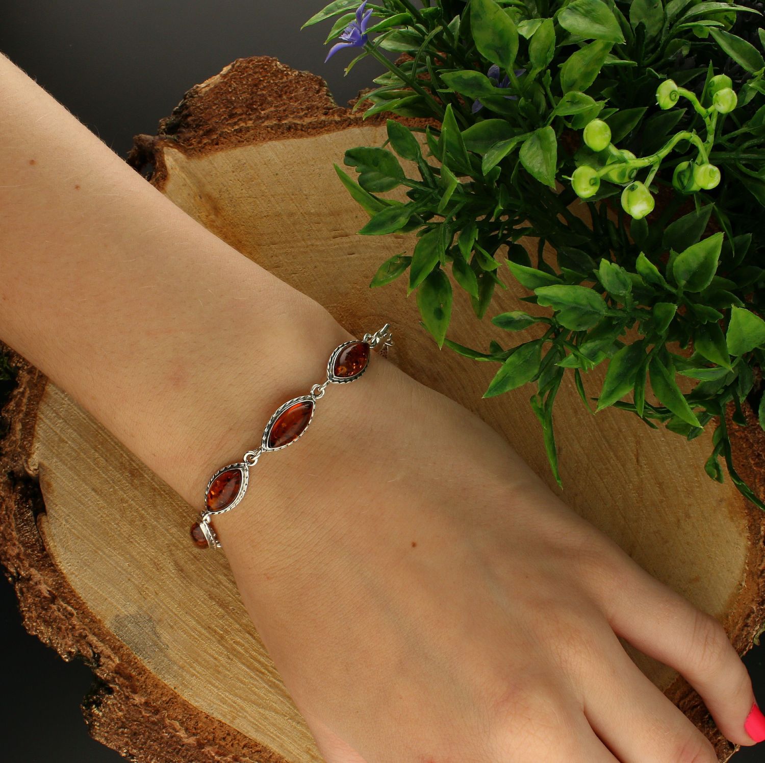 Bransoletka srebrna damska z bursztynami miodowymi DIA-BRA-7071-925. Bransoletka damska srebrna. Bransoletka damska z bursztynem. Bransoletka srebrna damska z kamieniem naturalnym. Bransoletka damska z bursztynem na preze (1.jpg