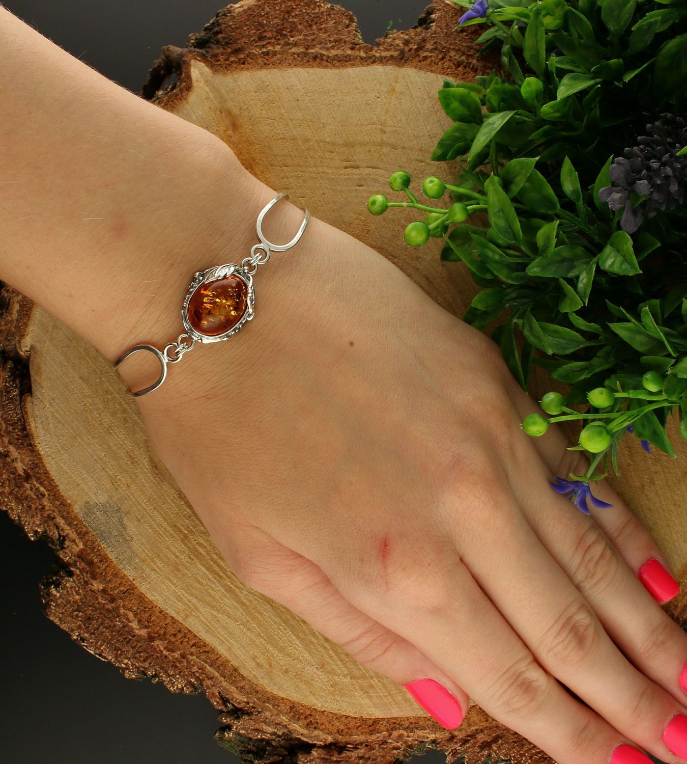 Bransoletka srebrna damska z owalnym bursztynem DIA-BRA-7074-925. Srebrna bransoletka z  przepięknym, owalnym bursztynem to propozycja od sklepu jubilerskiego Diament (2).jpg