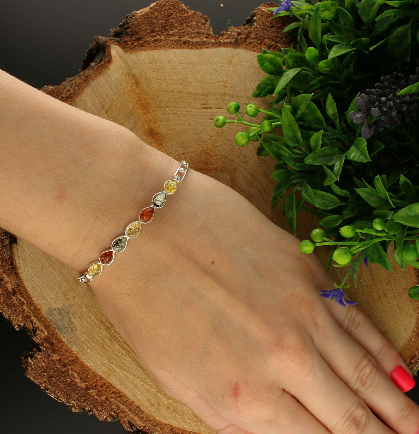 Bransoletka srebrna damska sztywna z kolorowymi bursztynami DIA-BRA-7075-925. Srebrna bransoletka z  przepięknymi bursztynami to propozycja od sklepu jubilerskiego Diament (2).jpg
