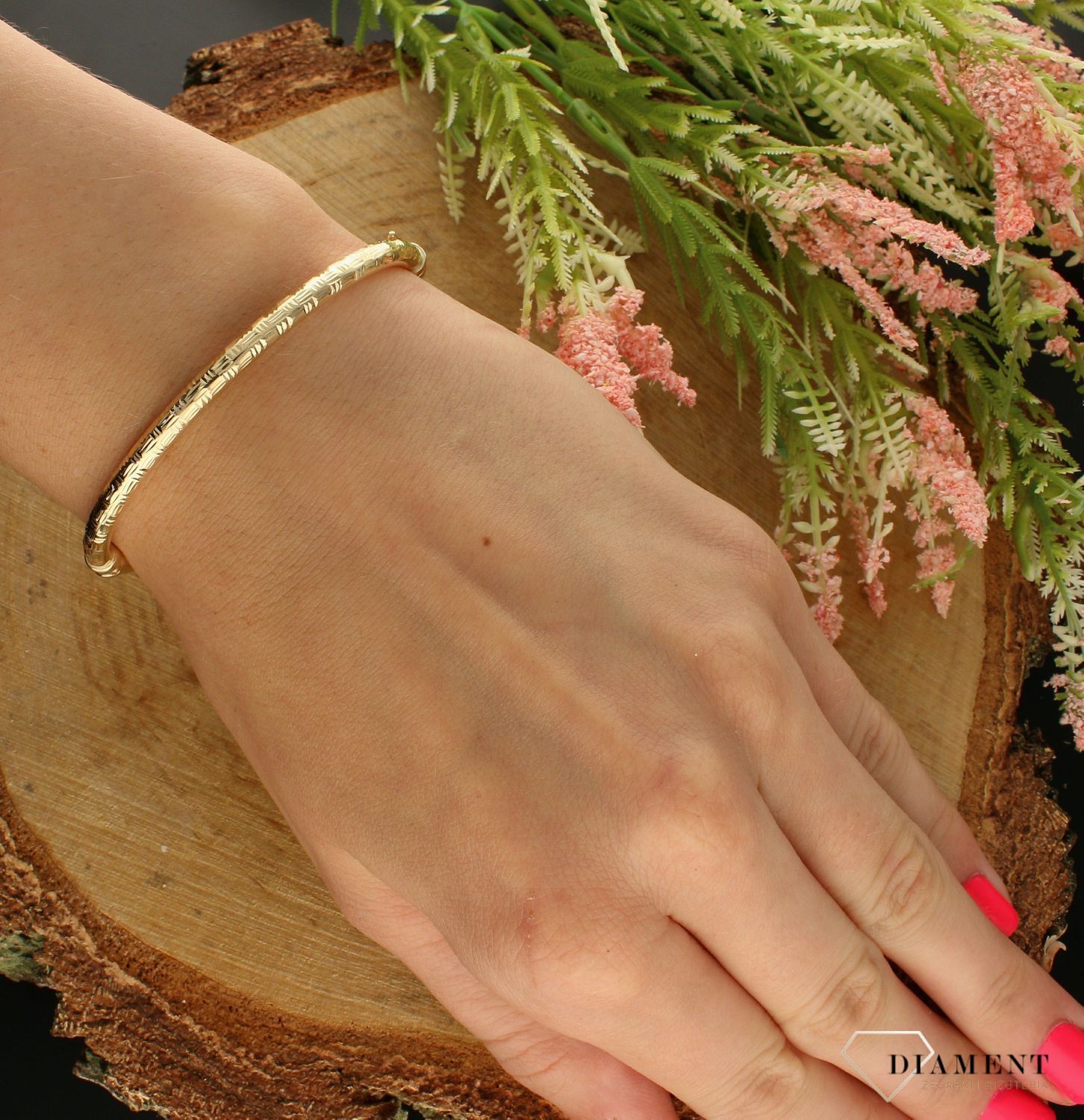 Klasyczna, sztywna bransoletka w kształcie koła wykonana z wysokiej próby złota 585. Dzięki swojemu wyjątkowemu wykonaniu i uniwersalnemu kształtowi pasuje do wszelkiego typu kreacji, nadaje się idealnie na wieczorowe wyjści.jpg