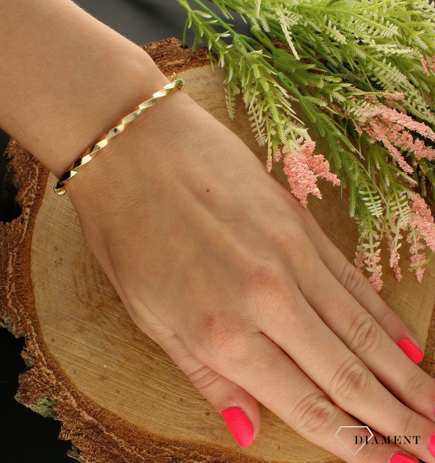 Złota bransoletka sztywna z efektownym zdobieniem DIA-BRA-7548-585. Klasyczna, sztywna bransoletka w kształcie koła wykonana z wysokiej próby złota 585. Dzięki swojemu wyjątkowemu wykonaniu i uniwersalnemu kształtowi pasuje d (1).jpg