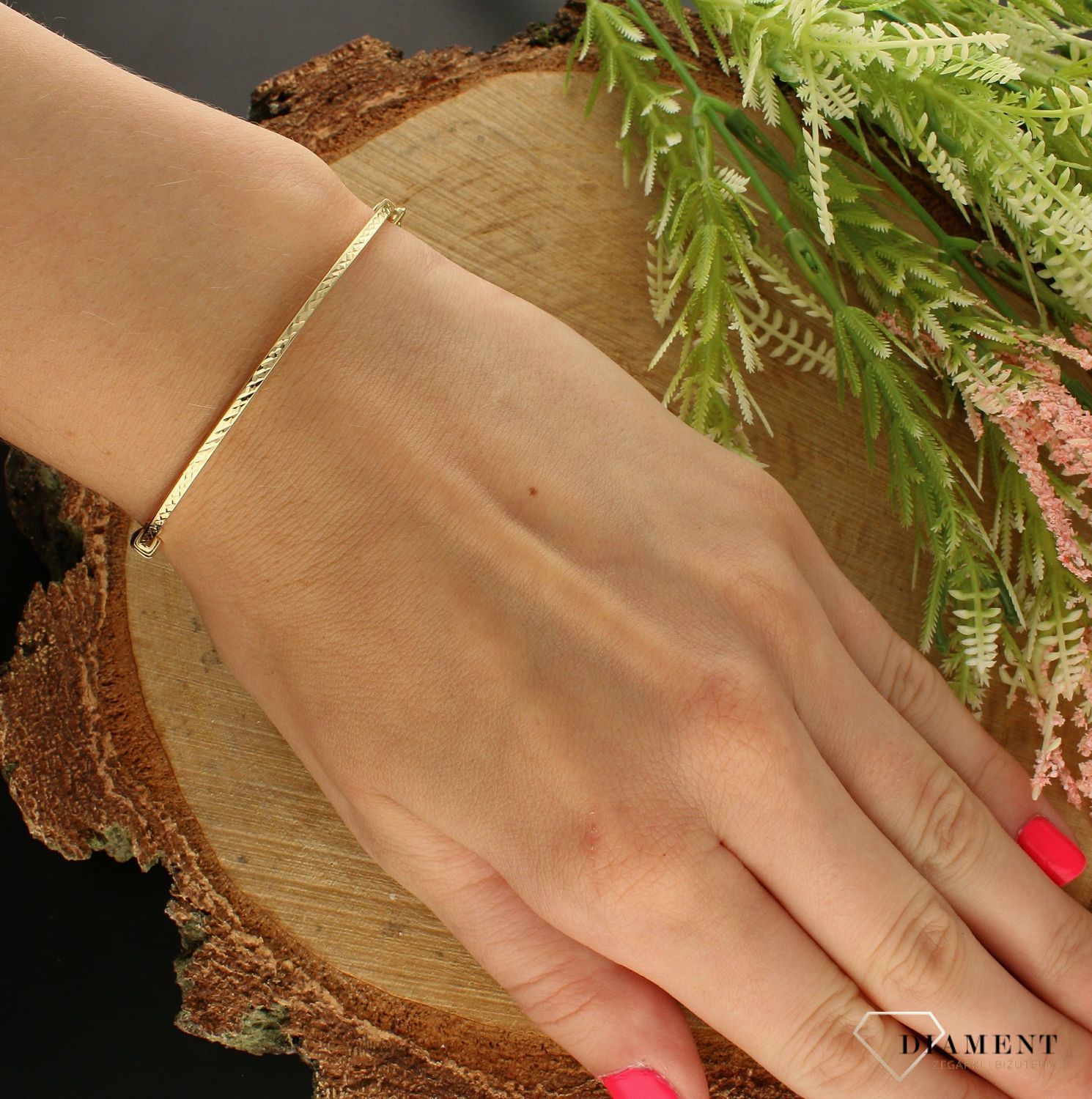 Klasyczna, sztywna bransoletka w kształcie koła została wykonana z próby 585. Dzięki swojemu wyjątkowemu wykonaniu i uniwersalnemu kształtowi pasuje do wszelkiego typu kreacji, nadaje się idealnie na wieczorowe wyjścia jak i (1).jpg