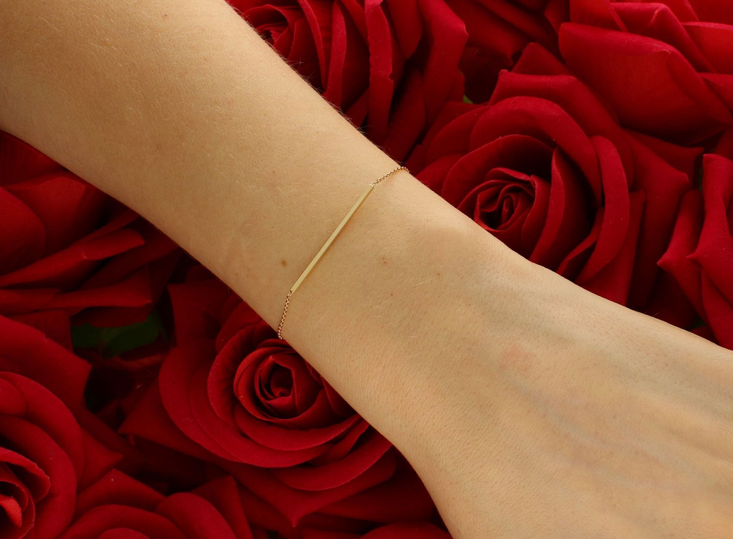 Złota bransoletka 585 patyczek. Złota bransoletka wykonana z najwyższej jakości złota, próba 585. Drobna bransoletka niezwykle delikatnie prezentują się na kobiecym nadgarstku1.jpg