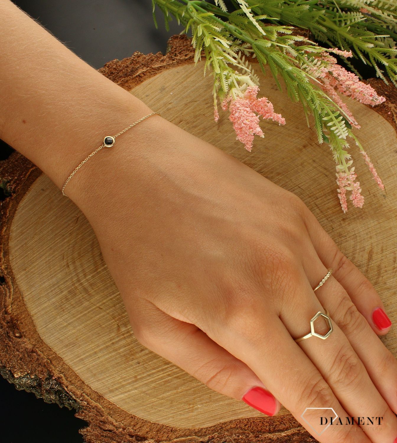 Złota bransoletka próby 585 ozdobiona czarną cyrkonią. Biżuteria zaprojektowana z pasji, z dbałością o każdy detal. Utrzymana w najnowszych trendach złota bransoletka świetnie sprawdzi się eksponowana z sukienkami w stylu boho (1).jpg