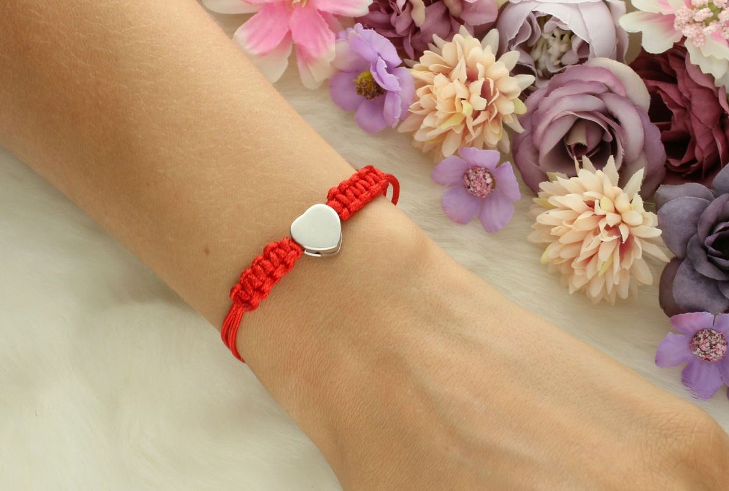 Bransoletka damska srebrna próby 925 z czerwonym sznureczkiem i zawieszką w kształcie serca (1,0 cm). Zapięcie ściągane, waga 2,80 g. Model DIA-BRA-797620-925 – idealna na prezent.1.jpg