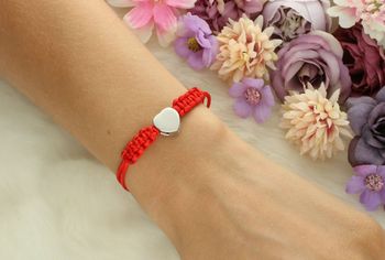 Bransoletka damska srebrna próby 925 z czerwonym sznureczkiem i zawieszką w kształcie serca (1,0 cm). Zapięcie ściągane, waga 2,80 g. Model DIA-BRA-797620-925 – idealna na prezent.2.jpg