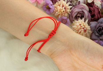 Bransoletka damska srebrna próby 925 z czerwonym sznureczkiem i zawieszką w kształcie serca (1,0 cm). Zapięcie ściągane, waga 2,80 g. Model DIA-BRA-797620-925 – idealna na prezent.3.jpg