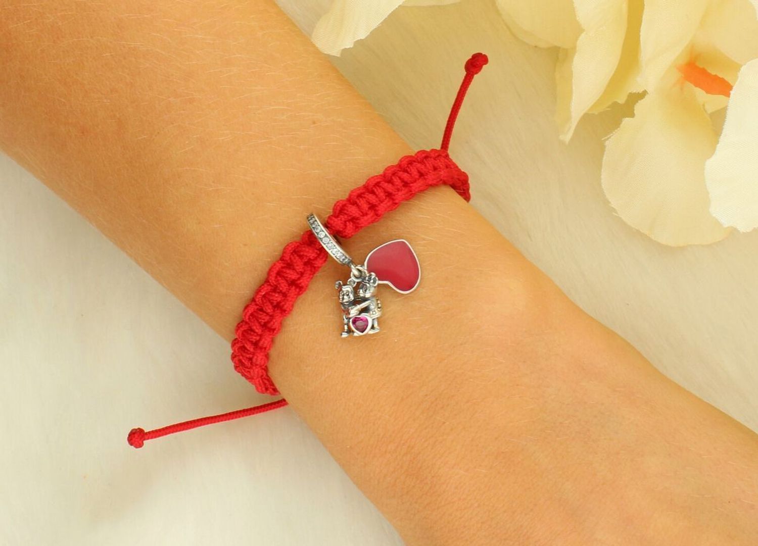 Czerwona bransoletka sznurkowa z zawieszką – symbol miłości i szczęścia.jpg