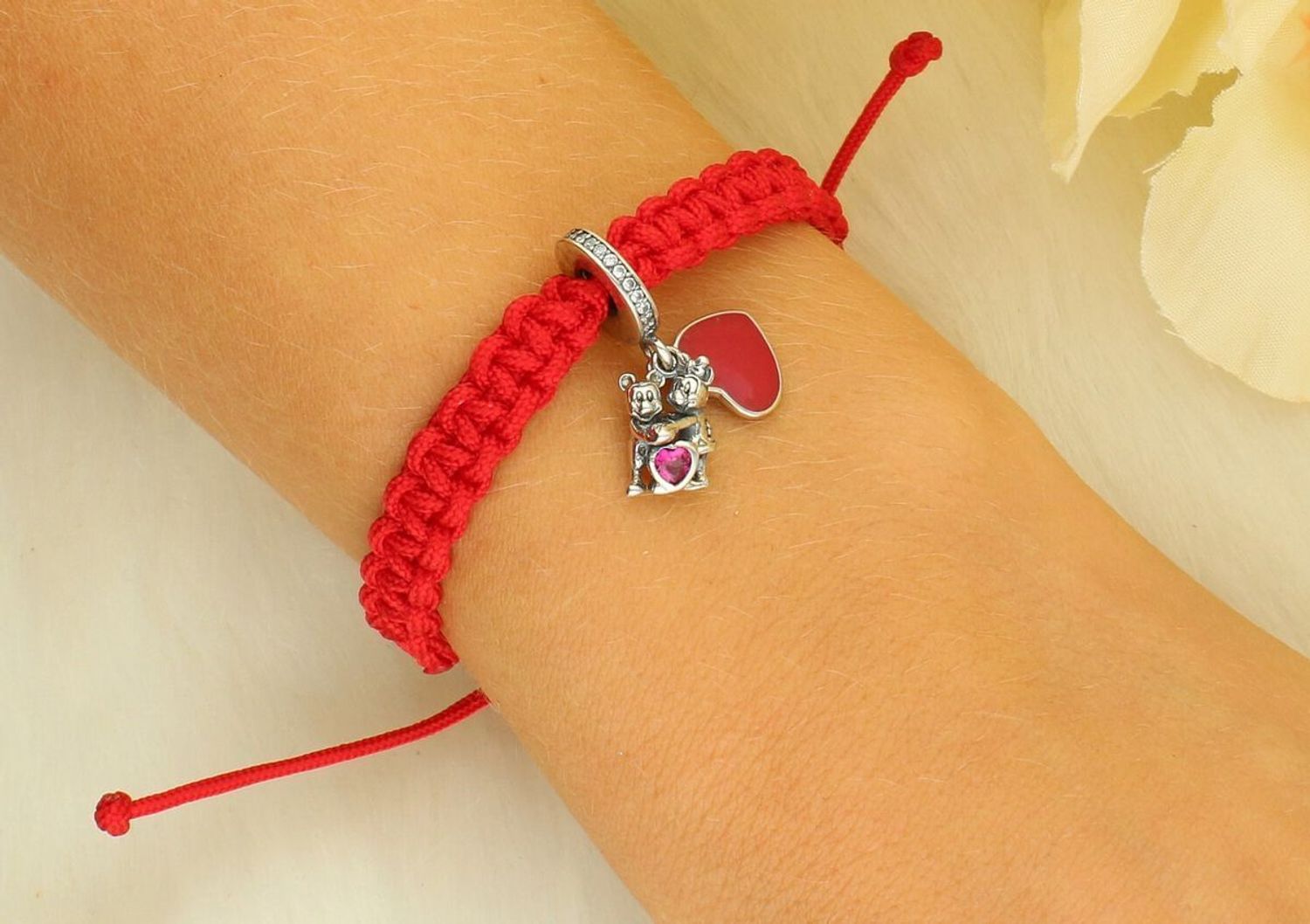 Czerwona bransoletka sznurkowa z zawieszką – symbol miłości i szczęścia.jpg