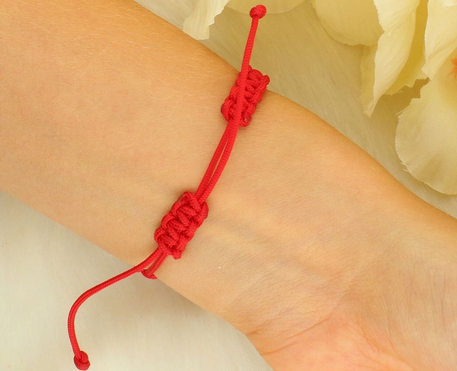 Czerwona bransoletka sznurkowa z zawieszką – symbol miłości i szczęścia.jpg