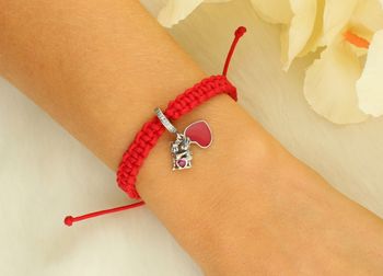 Czerwona bransoletka sznurkowa z zawieszką – symbol miłości i szczęścia red.jpg
