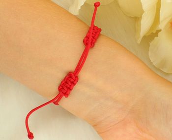 Czerwona bransoletka sznurkowa z zawieszką – symbol miłości i szczęścia ściągana.jpg