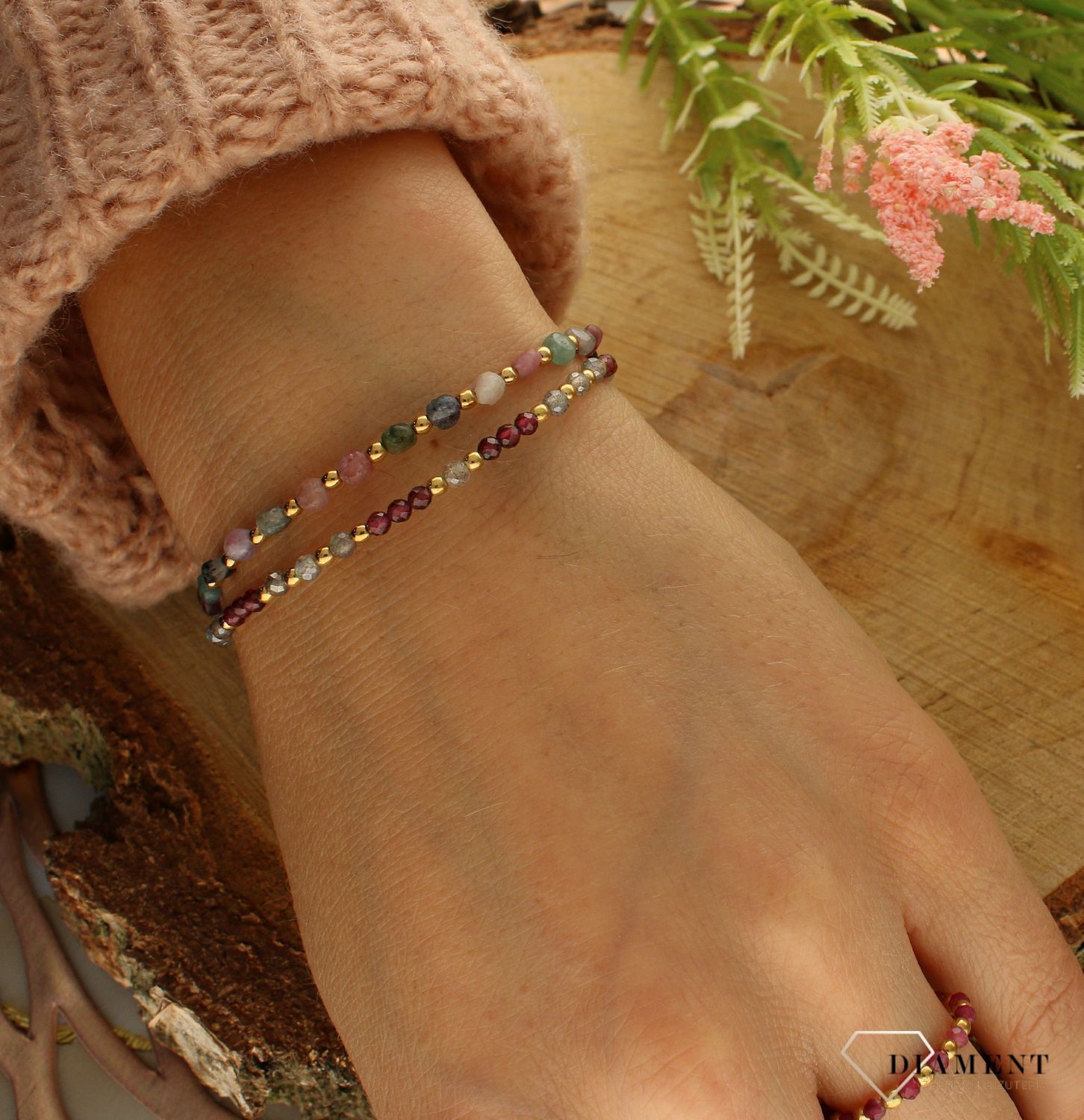 Bransoletka damska z granatem i  labradorytem DIA-BRA-8010-925. Urocza bransoletka składająca się z drobnych kamieni naturalnych. Zastosowane kamienie w kolorze bordowym oprócz pięknego wyglądu posiadają szereg właściwości (1).jpg