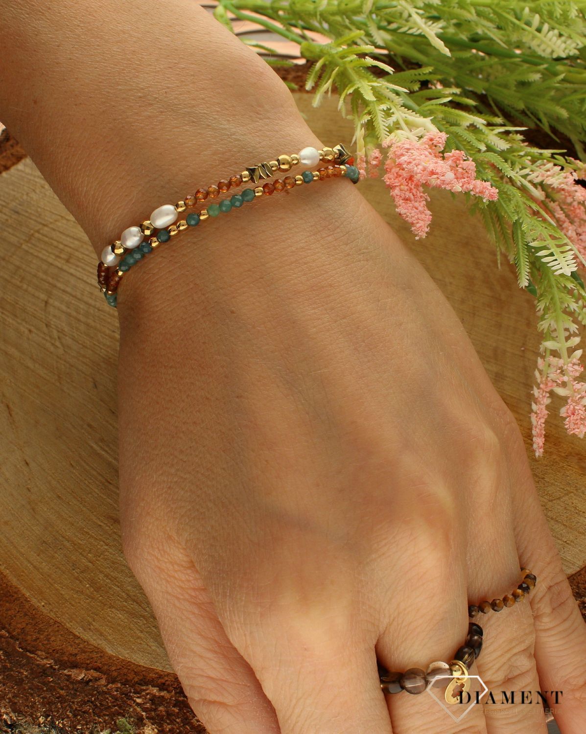 Bransoletka damska z turmalinem i hessonitem DIA-BRA-8012-925. Urocza bransoletka składająca się z drobnych kamieni naturalnych. Zastosowane kamienie w odcieniach złota oraz zieleni oprócz pięknego wyglądu posiadają szereg wł (1).jpg