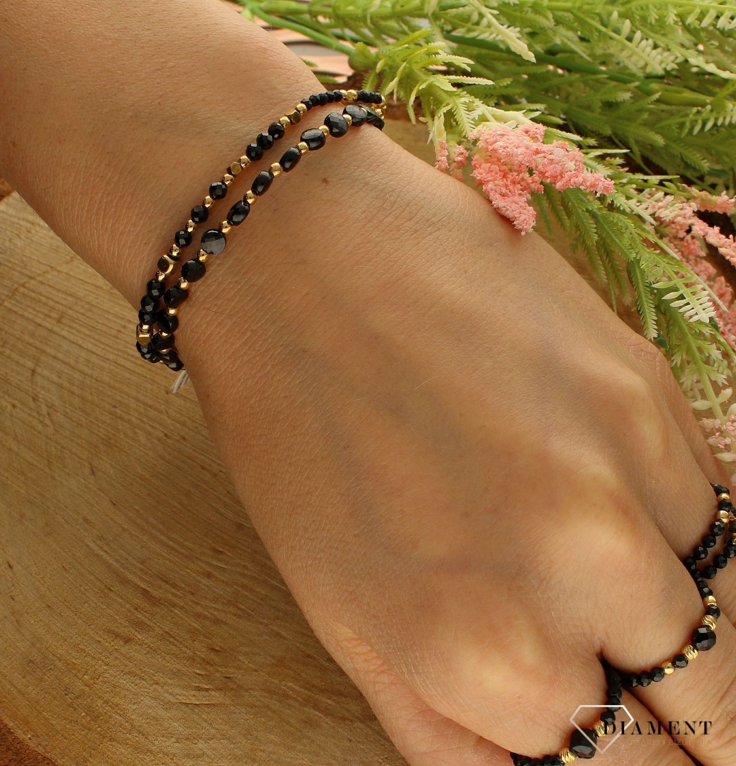 Bransoletka damska ze spinelem cejlońskim DIA-BRA-8026-925. Urocza bransoletka składająca się z drobnych kamieni naturalnych. Zastosowane kamienie w  czarnym kolorze oprócz pięknego wyglądu posiadają szereg właściwości (1).jpg