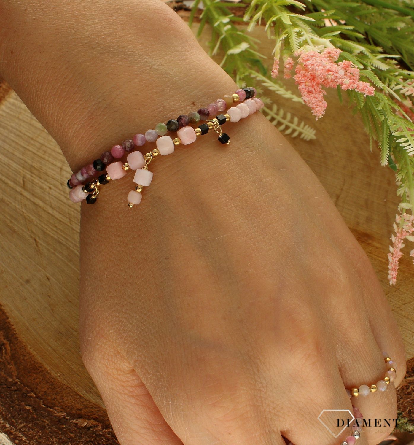 Bransoletka damska z opalem i hematytem DIA-BRA-8028-925. Bransoletka damska z opalem i hematytem. Urocza bransoletka składająca się z drobnych kamieni naturalnych. Zastosowane kamienie w odcieniach różu oraz czerni (2).jpg