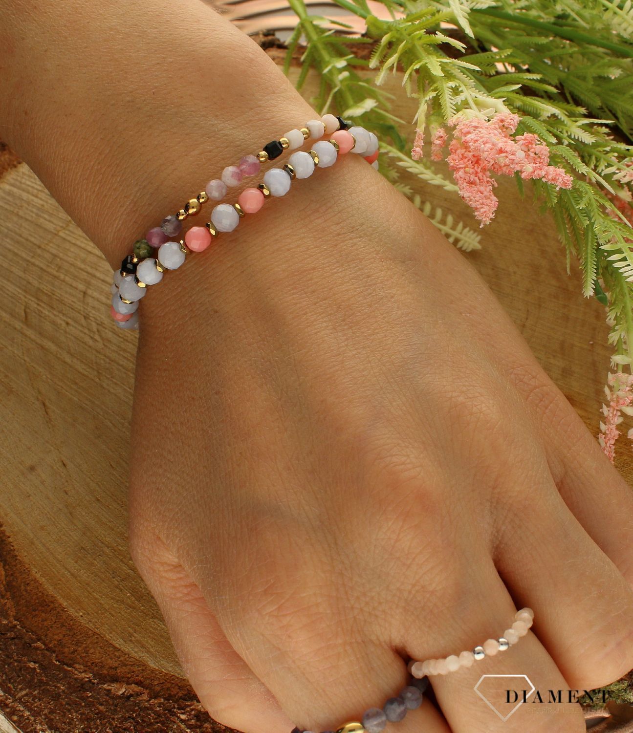 Bransoletka damska z koralem, hematytem i chalcedonem DIA-BRA-8039-925. Urocza bransoletka składająca się z drobnych kamieni naturalnych. Zastosowane kamienie w odcieniach pastelowych różu i błękitu oprócz pięknego wyglądu po (1).jpg