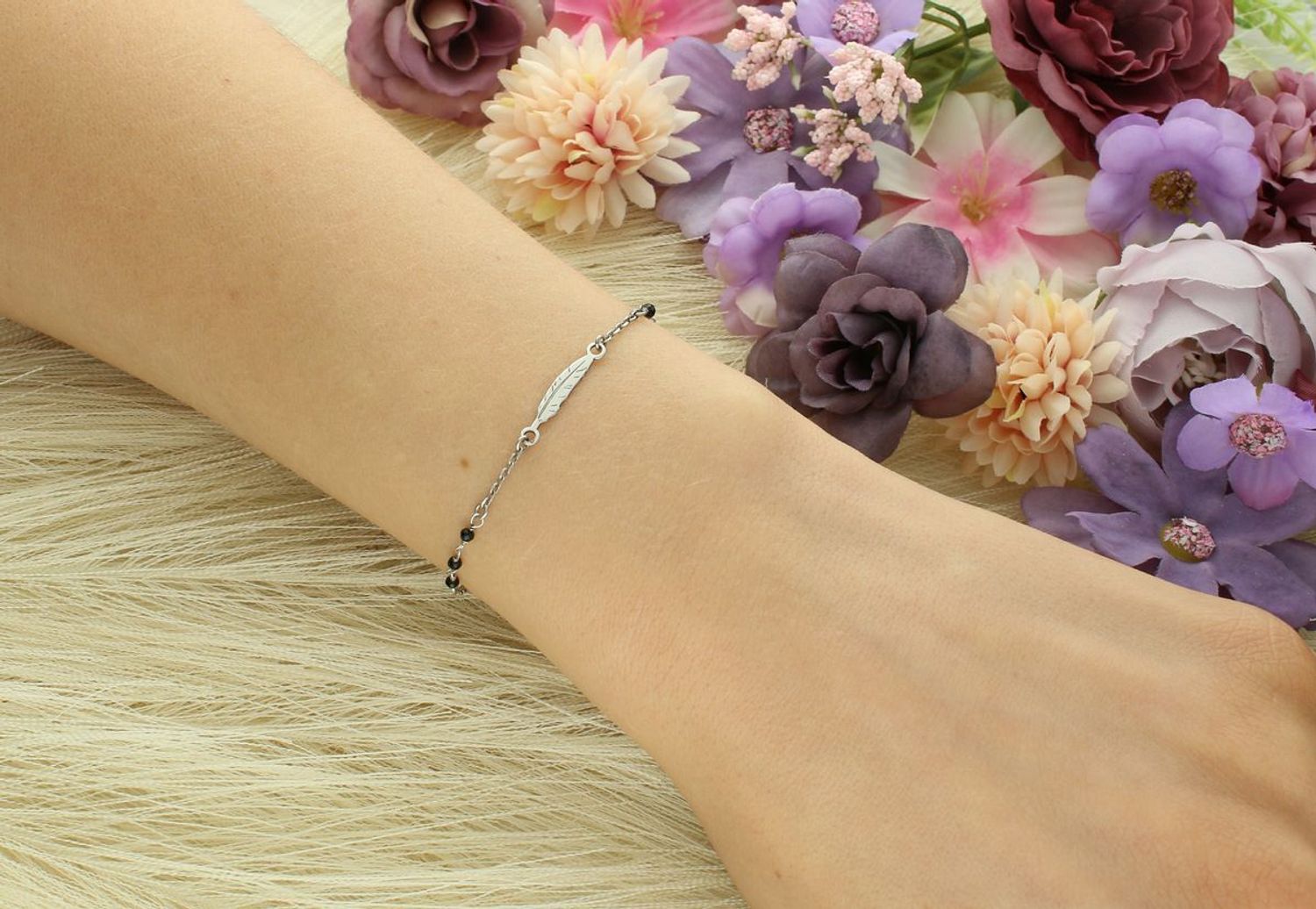 Bransoletka damska srebrna próba 925, piórko  z czarnymi koralikami, DIA-BRA-80451A-925 1.jpg