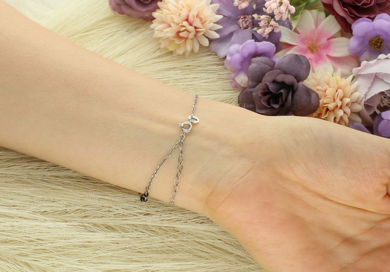 Bransoletka damska srebrna próba 925, piórko  z czarnymi koralikami, DIA-BRA-80451A-925 1.jpg