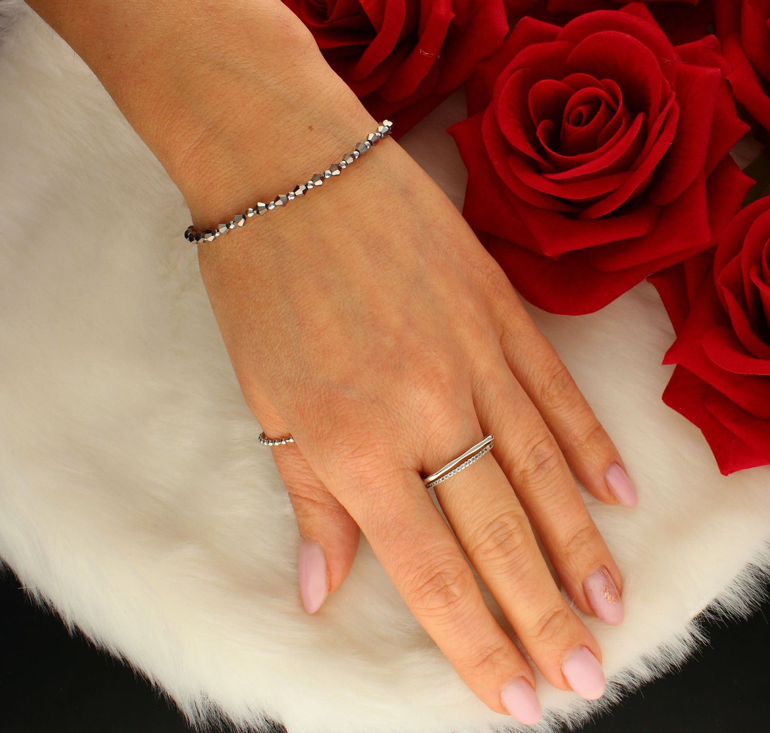 Bransoletka damska srebrna kamienie naturalne hematyt DIA-BRA-8047-925.  Urocza bransoletka składająca się z drobnych kamieni naturalnych. Zastosowane kamienie w kolorze srebrnym oprócz pięknego wyglądu posiadają szereg właś.jpg