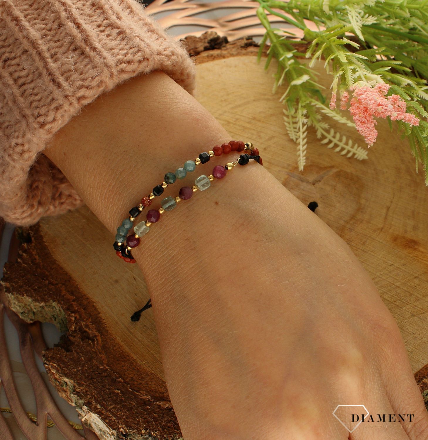 Bransoletka damska z jaspisem, turmalinem i piaskiem pustyni DIA-BRA-8057-925. Urocza bransoletka składająca się z drobnych kamieni naturalnych. Zastosowane kamienie w odcieniach zieleni i czerwieni oprócz pięknego wyglądu po (1).jpg