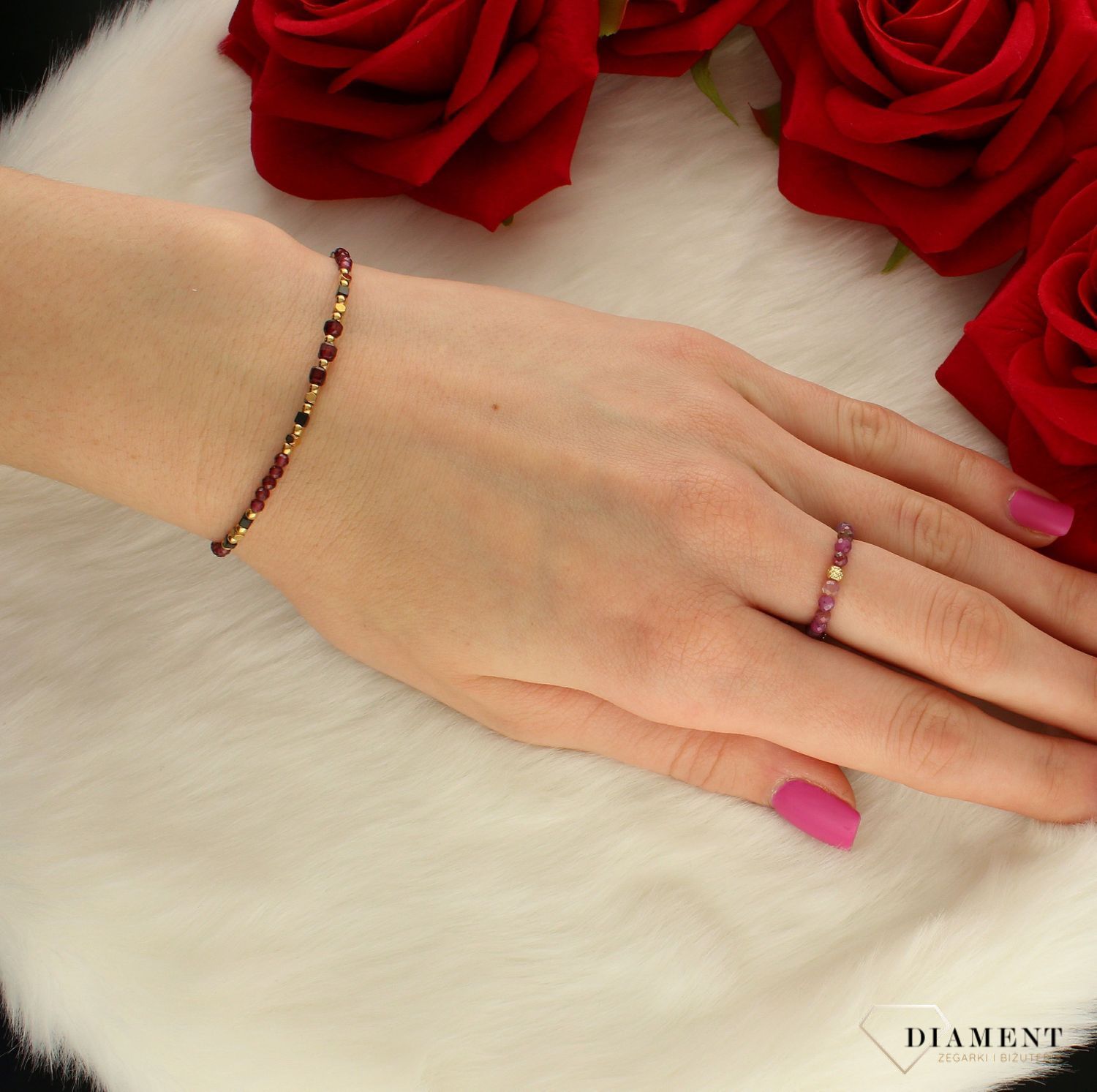 Bransoletka srebrna damska granat DIA-BRA-8058-925. Urocza bransoletka składająca się z drobnych kamieni naturalnych. Zastosowane kamienie w odcieniach borodowym oprócz pięknego wyglądu posiadają szereg właściwości (2).jpg