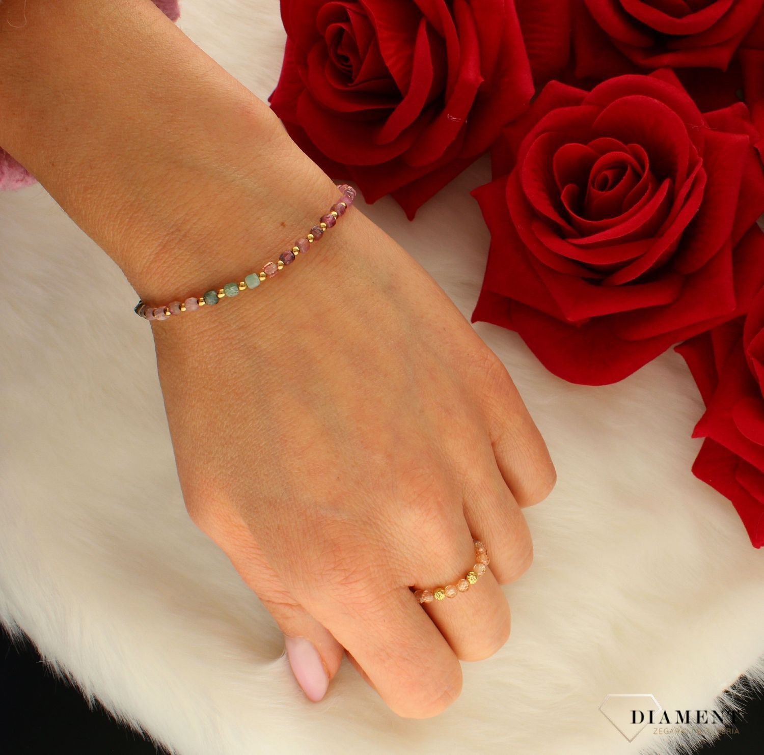 Bransoletka srebrna damska z turmalinem i agatem DIA-BRA-8063-925.  Urocza bransoletka składająca się z drobnych kamieni naturalnych. Zastosowane kamienie w odcieniach zieleni i różu oprócz pięknego wyglądu posiadaj.jpg