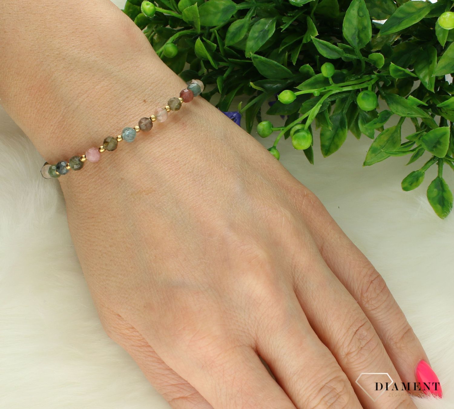 Bransoletka srebrna damska z turmalinem DIA-BRA-8069-925. Urocza bransoletka składająca się z drobnych kamieni naturalnych. Zastosowane kamienie w odcieniach zieleni oprócz pięknego wyglądu posiadają szereg właściwości. Bransoletki z.jpg