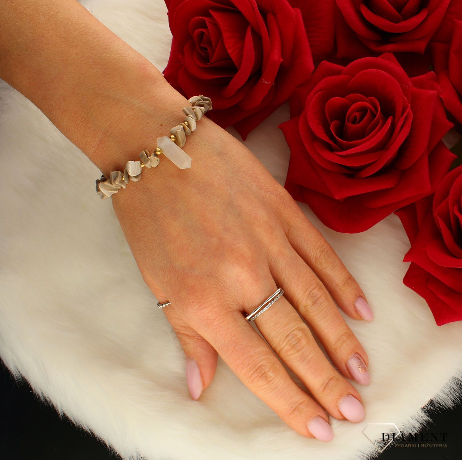 Urocza bransoletka składająca się z drobnych kamieni naturalnych. Zastosowane kamienie w odcieniu beżowym oprócz pięknego wyglądu posiadają szereg właściwości.  (2).jpg