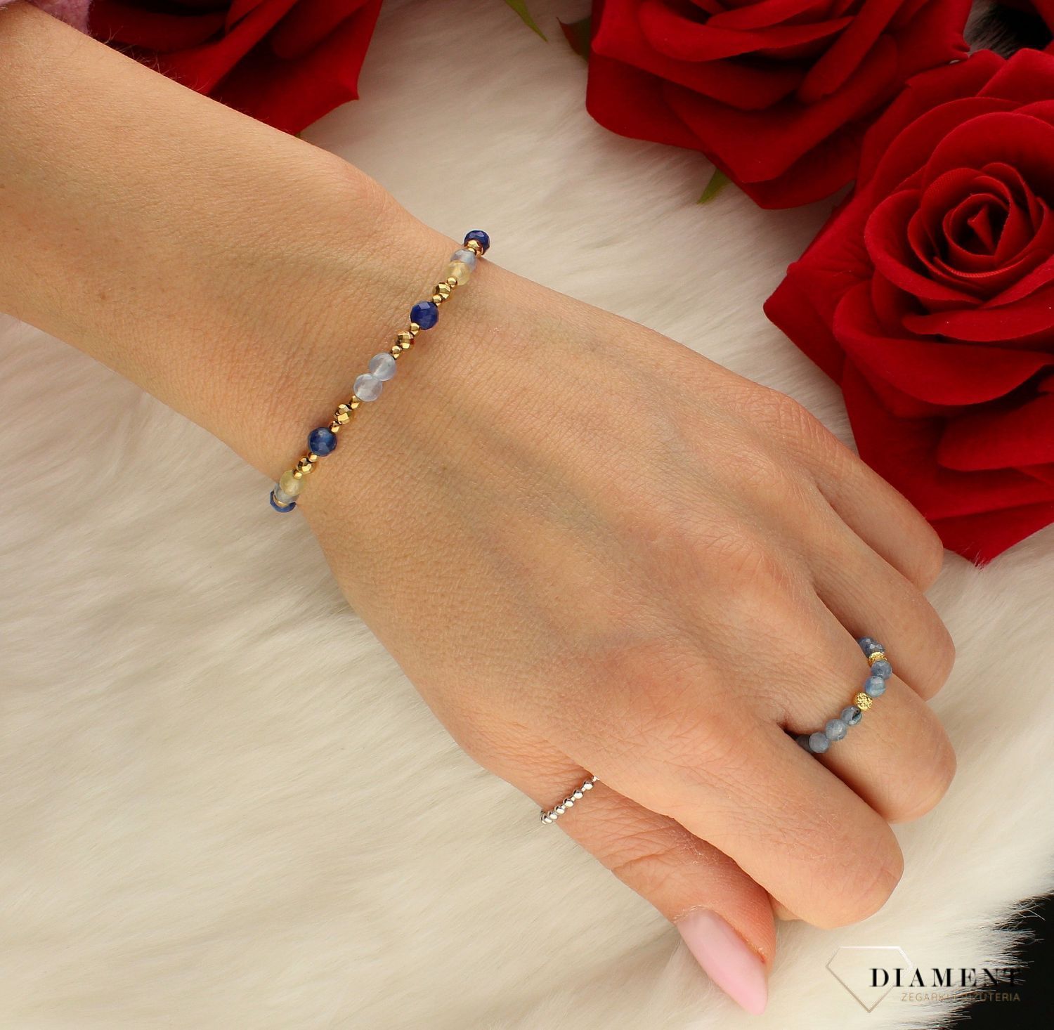 Bransoletka damska srebrna z kamieniami  jadeit, kyanit DIA-BRA-8113-925. Urocza bransoletka składająca się z drobnych kamieni naturalnych. Zastosowane kamieni w kolorze niebieskim oprócz pięknego wyglądu posiadają szereg wł.jpg