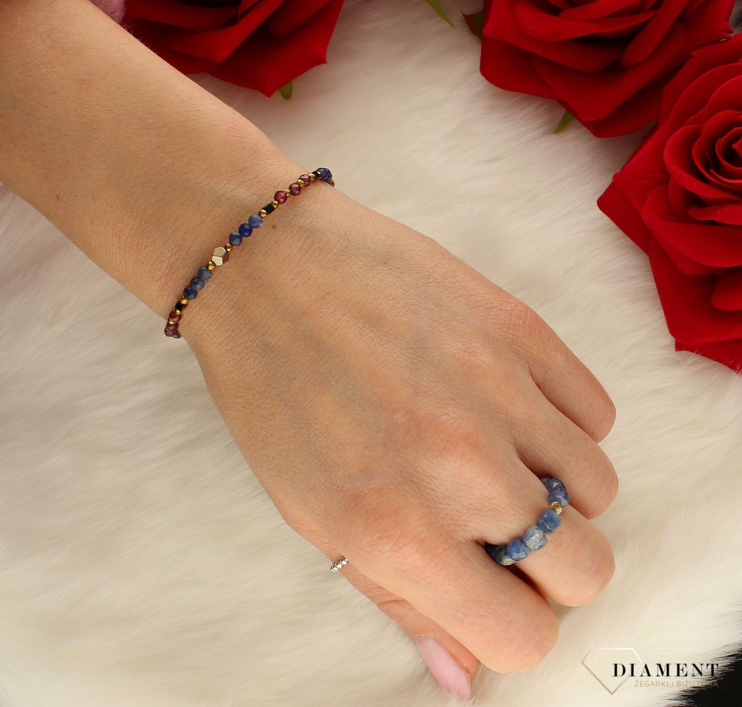 Bransoletka damska srebrna z kamieniami granat, hematyt, sodalit DIA-BRA-8117-925. Urocza bransoletka składająca się z drobnych kamieni naturalnych. Zastosowane kamieni w kolorze niebieskim oprócz pięknego wyglądu posiadają .jpg