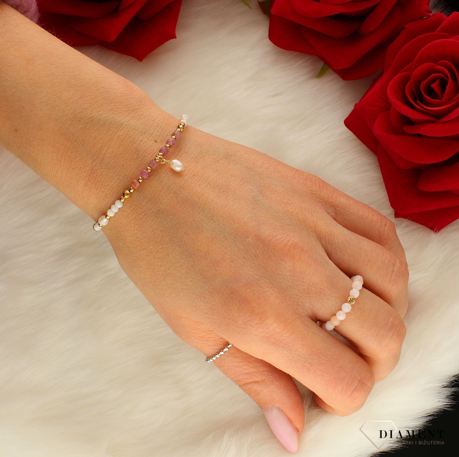 Bransoletka damska srebrna z kamieniami perła, howlit, turmalin DIA-BRA-8122-925. Urocza bransoletka składająca się z drobnych kamieni naturalnych. Zastosowane kamieni w kolorze różowym oprócz pięknego wyglądu posiadają szer.jpg