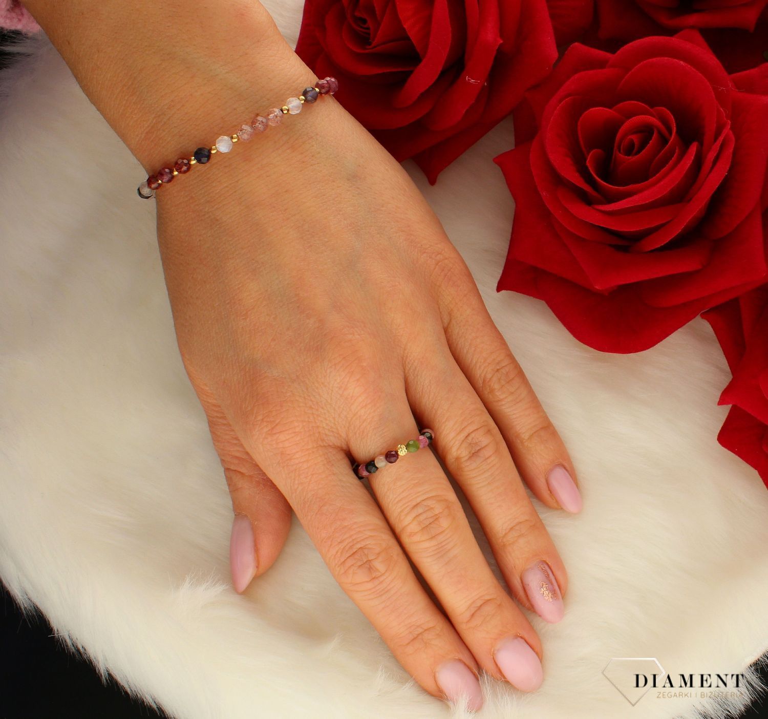 Bransoletka srebrna damska z granatem DIA-BRA-8126-925. . Urocza bransoletka składająca się z drobnych kamieni naturalnych. Zastosowane kamienie w odcieniach ciemnego różu oprócz pięknego wyglądu posiadają szereg właściwości.jpg