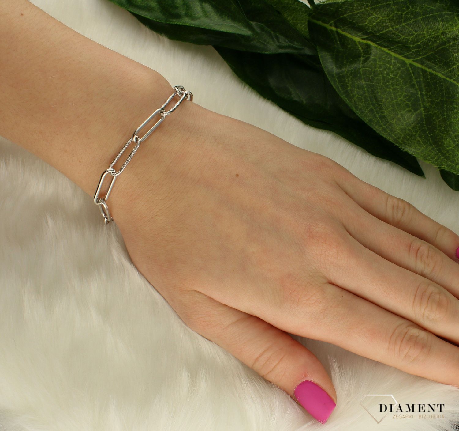 Srebrna bransoletka damska Połyskujące podłużne ogniwka DIA-BRA-8309-925.  Niesamowita bransoletka wykonana z najwyższej próby srebra podłużnych ogniwek. Idealny pomysł na prezent. Subtelna ozdoba, która świetnie się sprawdz.jpg